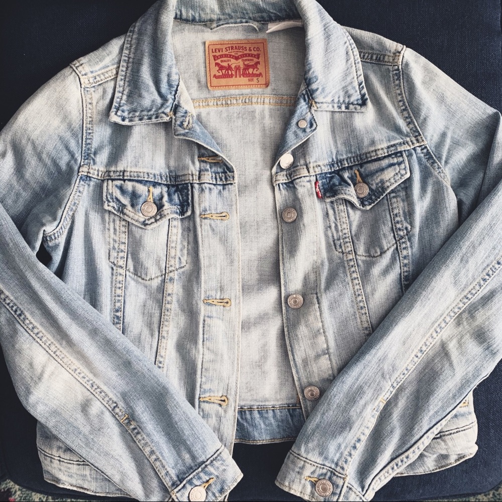 [SOLD] Levi's Light Wash Fitted Denim Jacket